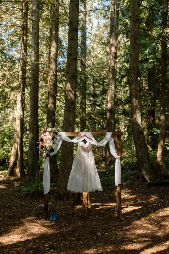 Intimate garden wedding near Seattle photographed by Laura Burns Photography